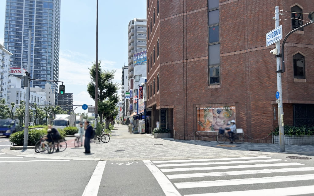 中央図書館前の交差点と横断歩道