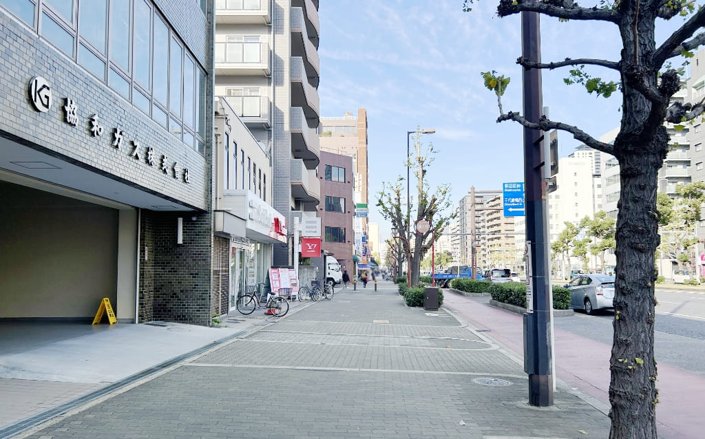 新なにわ筋沿いを堀江本院方面へ進む歩道