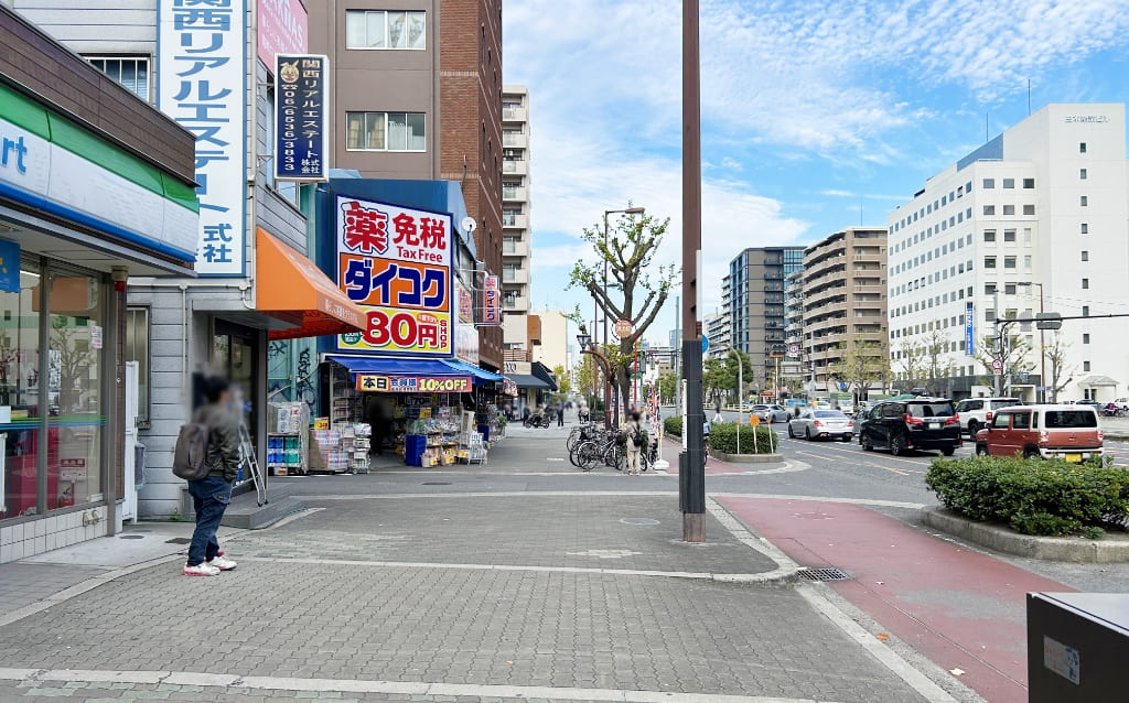 ダイコクドラッグ西長堀店付近の歩道