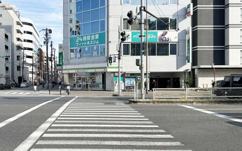 ファミリーマートとりそな銀行ATM付近の横断歩道