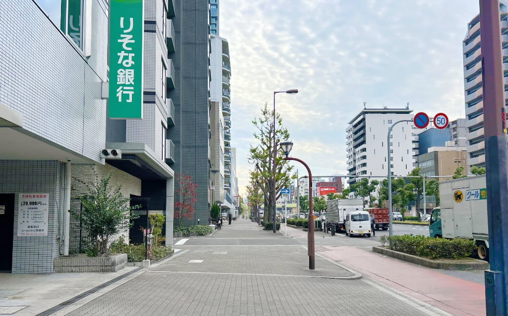 りそな銀行ATM前の歩道