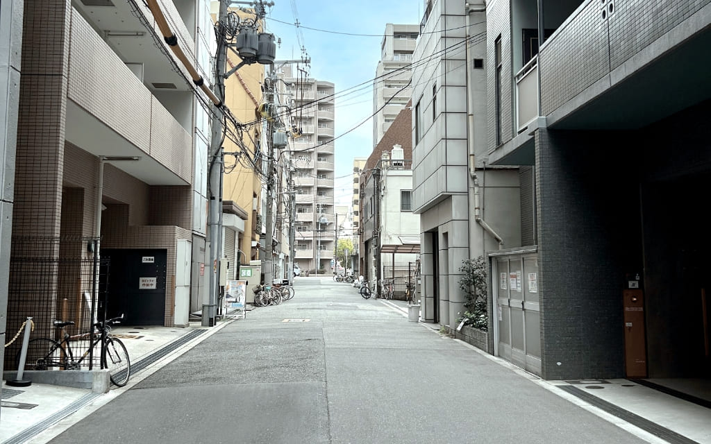 堀江本院へ向かう住宅街の道